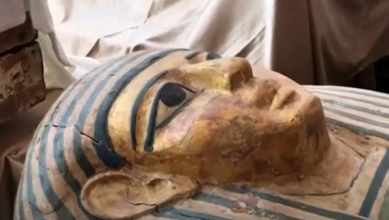 Σπουδαία ανακάλυψη στην Αίγυπτο: Βρέθηκαν 59 σαρκοφάγοι, ήταν θαμμένες για 2.600 χρόνια (vids)