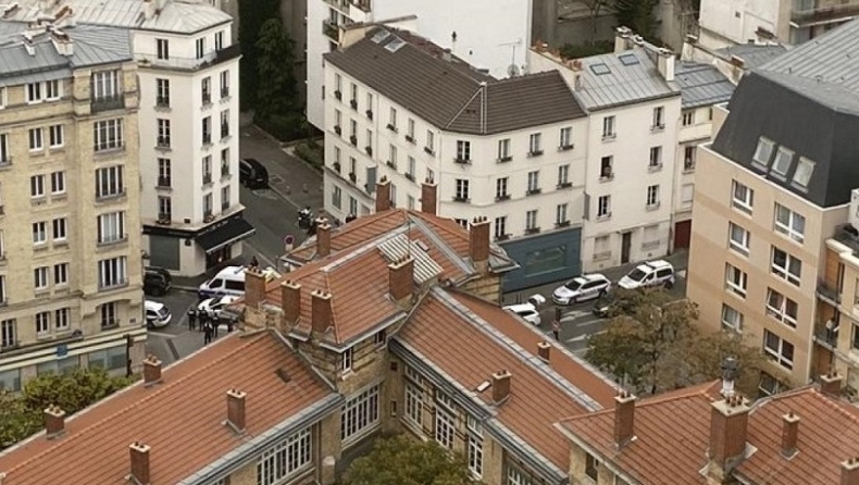 Παρίσι: Αστυνομικοί εξουδετέρωσαν έναν άνδρα που τους απειλούσε με δύο μαχαίρια (vid)