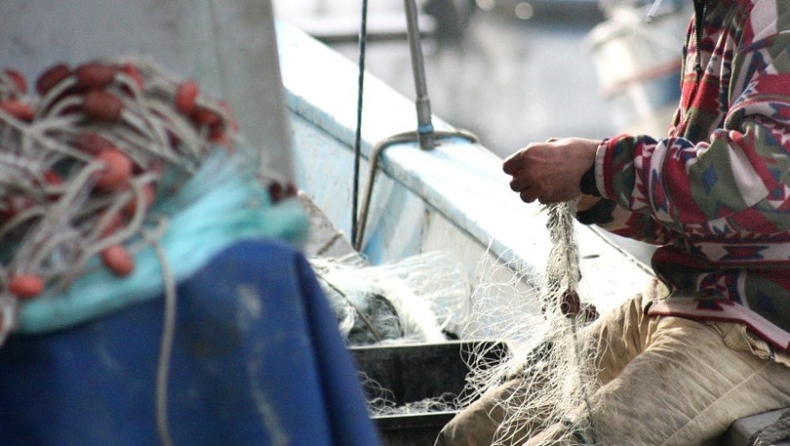 Κρήτη: Ψαράς έπιασε μωρό-καρχαρία (pic)