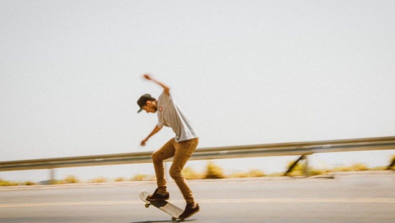 Νέος ΚΟΚ: Κράνος παντού, τι αλλάζει σε πατίνια, rollers και skateboards