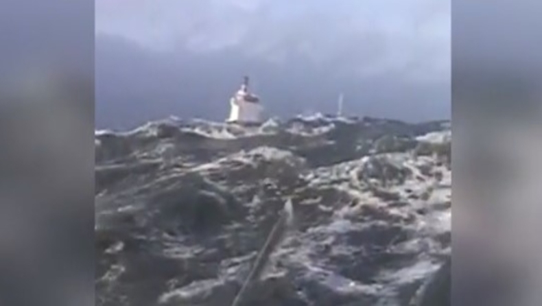 Ρυμουλκά «παλεύουν» με κύματα 6 μέτρων για να αποτρέψουν ατύχημα φορτηγού πλοίου 4000 τόνων (vid)