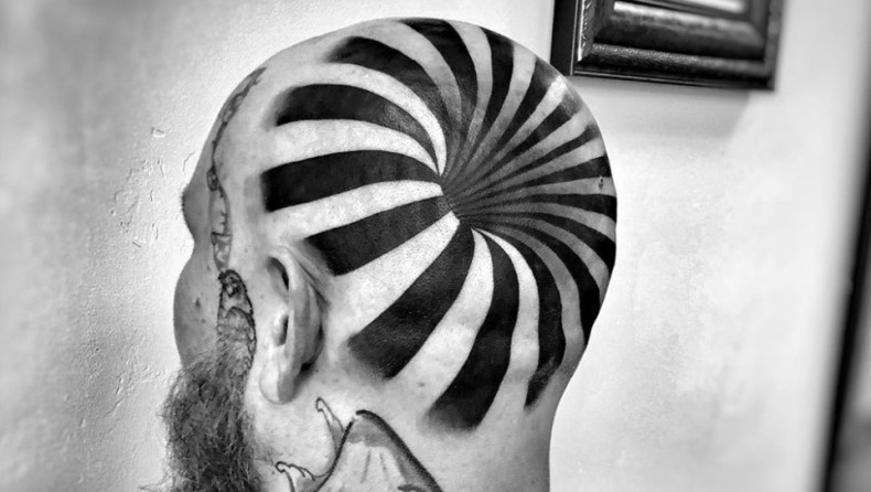 Το πιο ρεαλιστικό τατουάζ της χρονιάς: Είναι λες και έχει τρύπα στο κεφάλι (pics)