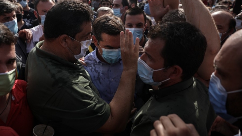 Προπηλακίστηκε ο Τσίπρας: Του πέταξαν μπουκαλάκια με νερό (pics & vid)