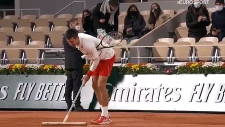 Roland Garros: Ο Νόβακ Τζόκοβιτς στρώνει το χώμα για να ξεκινήσει πάλι ο αγώνας (vids)