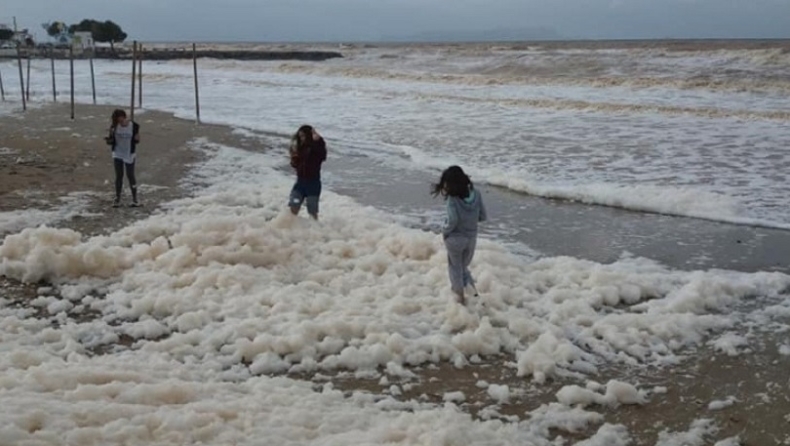 Γέμισε αφρό η θάλασσα στο Ηράκλειο: Το σπάνιο φαινόμενο λόγω κακοκαιρίας (pics)