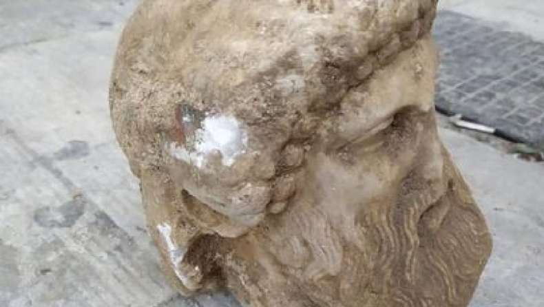Βρέθηκε μεγάλο μαρμάρινο κεφάλι αρχαίου αγάλματος στην Αιόλου, 1,5 μέτρο κάτω από τη γη! (pic)