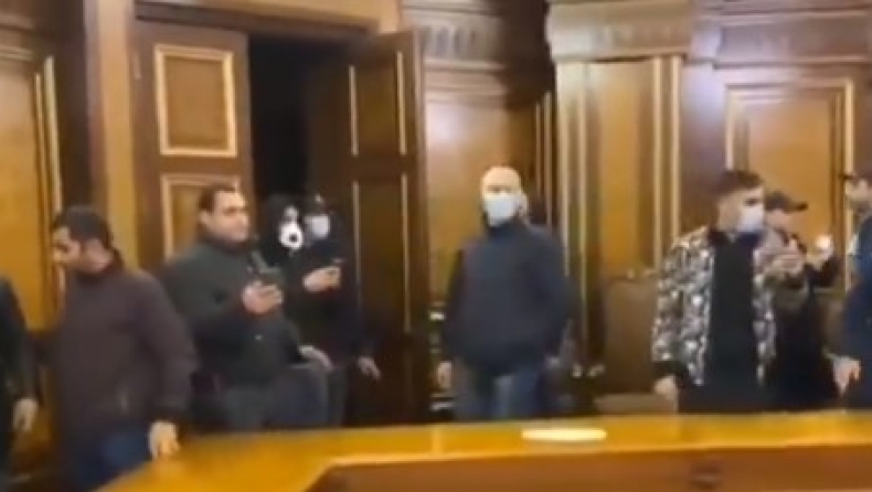 Έξαλλοι οι Αρμένιοι με την συμφωνία για το Ναγκόρνο Καραμπάχ: Εισβολή στη βουλή (vid)