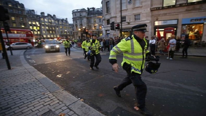 Συναγερμός στο Λονδίνο: Αυτοκίνητο έπεσε πάνω σε αστυνομικό τμήμα! (vids)