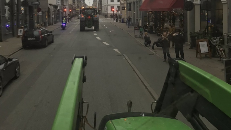 Βγήκαν τα τρακτέρ στους δρόμους της Κοπεγχάγης: Οργή των εκτροφέων βιζόν στη Δανία (pics & vids)