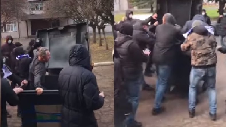 Ουκρανία: Οπαδοί πέταξαν τον υπεύθυνο του γηπέδου σε κάδο σκουπιδιών! (vid)