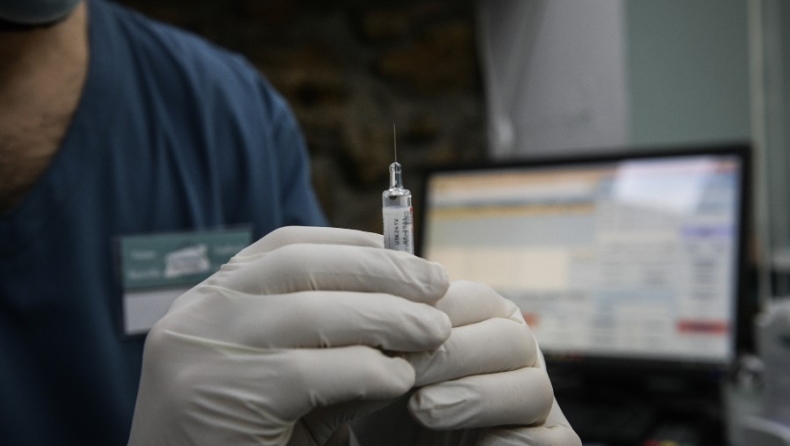 Ανοιχτό το ενδεχόμενο να είναι υποχρεωτικό το εμβόλιο στην Ελλάδα