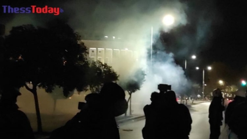 Θεσσαλονίκη: Επεισόδια στη διαδήλωση ενάντια στα μέτρα για τον κορονοϊό (pics & vids)