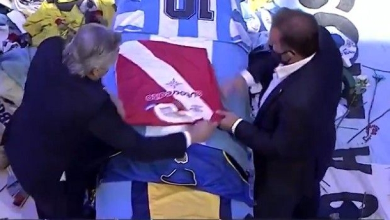 Μαραντόνα: Ο Πρόεδρος της Αργεντινής του είπε «αντίο» με φανέλα της Αρχεντίνος (vid)
