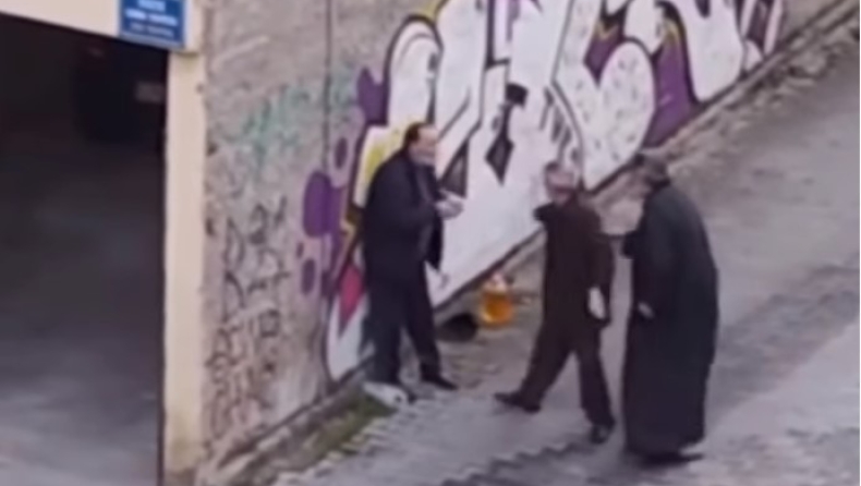 Ιερέας στην Κοζάνη έριξε σφαλιάρα σε ηλικιωμένο (vid)