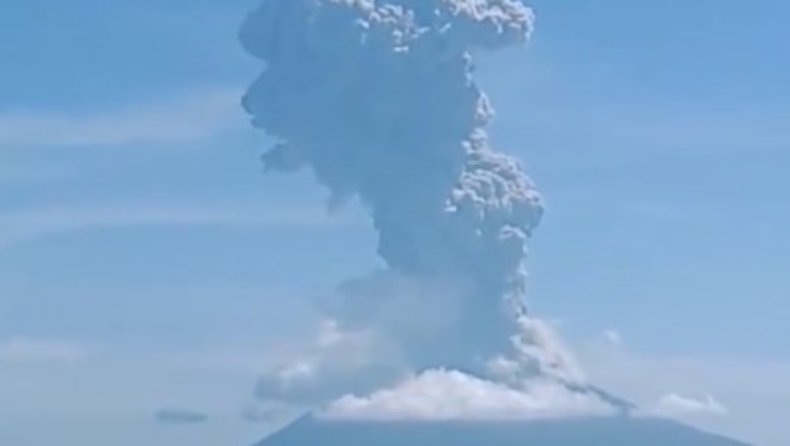 Ενεργοποιήθηκε ηφαίστειο στην Ινδονησία: Εκτοξεύθηκε τέφρα και καπνός τεσσάρων χιλιομέτρων (vid)