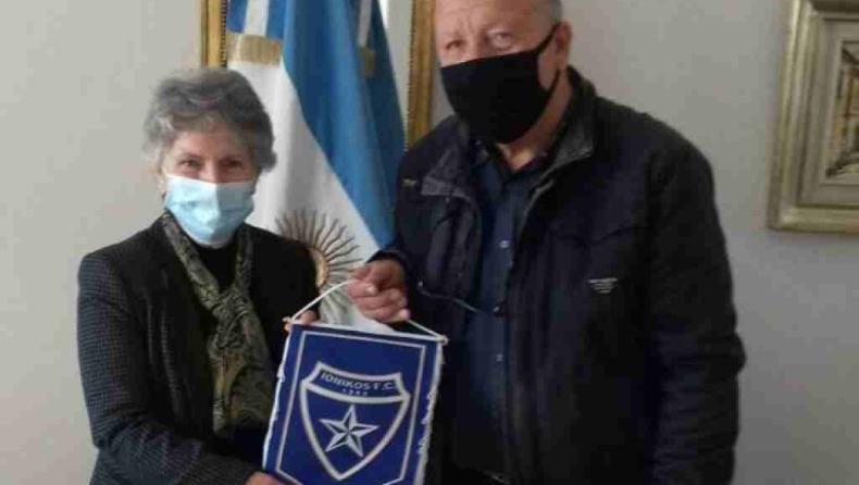 Ιωνικός: Λάβαρο στη μνήμη του Μαραντόνα στην Πρεσβεία της Αργεντινής