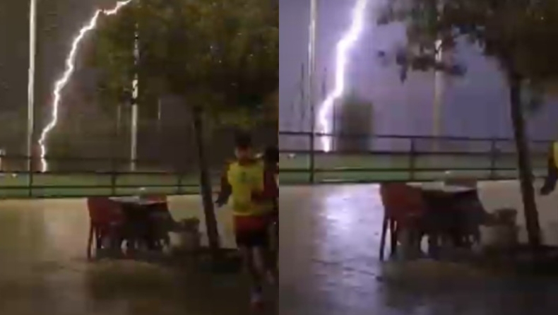 Η στιγμή που πέφτει κεραυνός σε μικρό γήπεδο ποδοσφαίρου (vid)