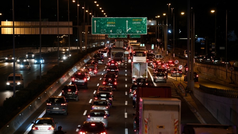 Πάνω από 70.000 οχήματα έφυγαν από την Αθήνα σε 24 ώρες