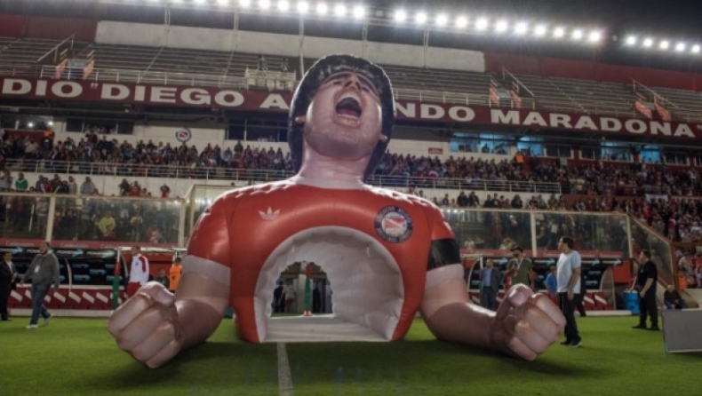 Μαραντόνα: Άνοιξε το γήπεδο η Αρχεντίνος Τζούνιορς για να λατρέψει ο κόσμος τον Ντιέγκο (pics)