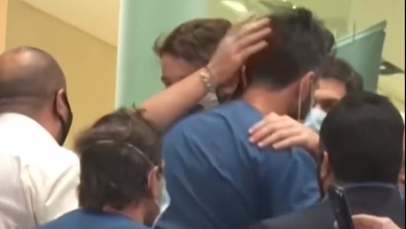 Μαραντόνα: Οπαδοί αγκάλιαζαν τον γιατρό του μετά τα χαρμόσυνα νέα (vid)