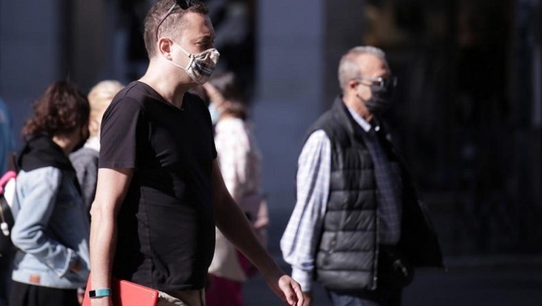 «Λειτουργεί σαν εμβόλιο»: Έλληνας καθηγητής του MIT εξηγεί πώς βοηθά η μάσκα αν κάποιος κολλήσει κορονοϊό