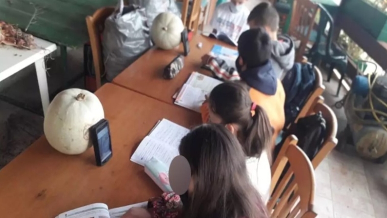 Ο Δήμος Πύργου αγοράζει τάμπλετ για τους μικρούς μαθητές στην Ηλεία που κάνουν μάθημα στο καφενείο