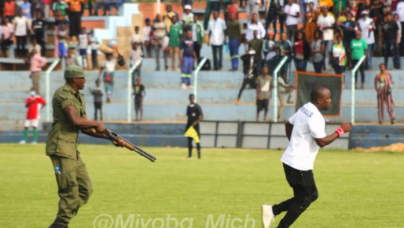 Αστυνομικός απείλησε οπαδό με όπλο στη Ζάμπια (vid)