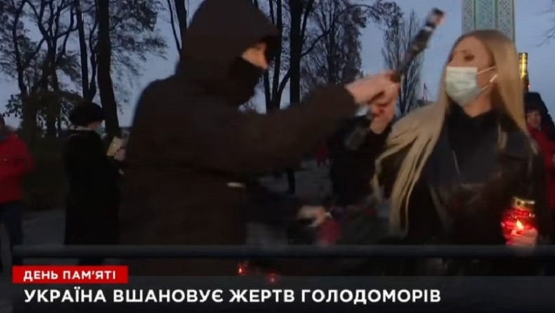«Φασίστες»: Ουκρανή δημοσιογράφος δέχεται on air επίθεση από εξαγριωμένο άνδρα (vid)