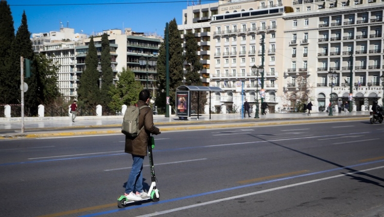 Όλοι οι κανόνες κυκλοφορίας για ηλεκτρικά πατίνια, rollers, skateboards, ποδήλατα: Κράνος και πρόστιμα έως και 200 ευρώ