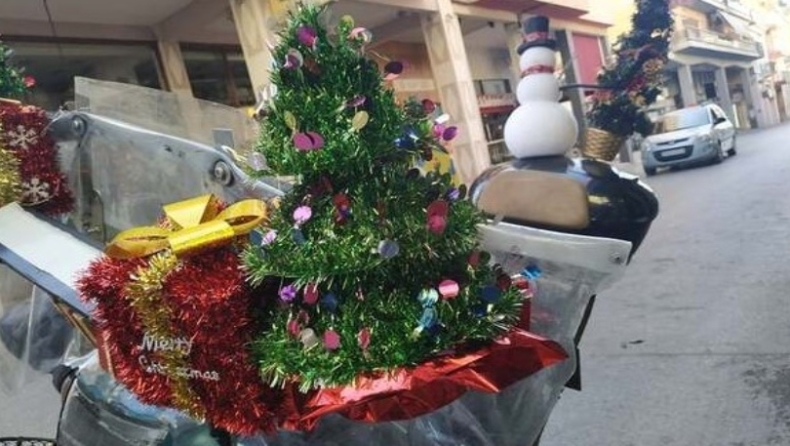 Πάτρα: Ντελιβεράς στόλισε με χριστουγεννιάτικα το μηχανάκι του για να πηγαίνει τις παραγγελίες (pics)