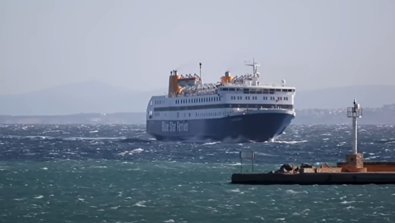 H στιγμή που το πλοίο «Διαγόρας» δίνει «μάχη» με τα κύματα στο λιμάνι της Χίου (vid)