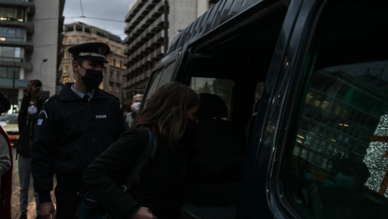 Χρυσοχοΐδης: «Συγγνώμη για τις συλλήψεις γυναικών στο Σύνταγμα» (vid)