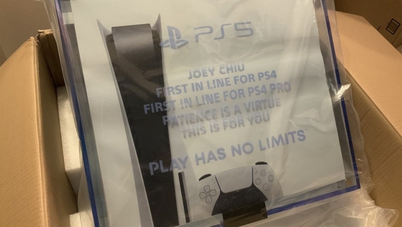 «Η υπομονή είναι αρετή»: Η Sony χάρισε PS5 σε gamer που στήθηκε πρώτος στην ουρά για τα PS4 και PS4 Pro (pic)