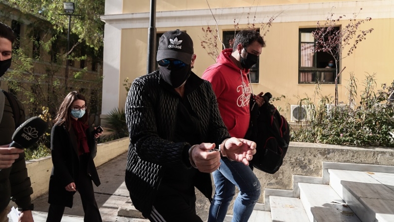 Στην Ευελπίδων με χειροπέδες ο Σφακιανάκης: «Ιδού ο εγκληματίας» είπε φτάνοντας (pics & vid)
