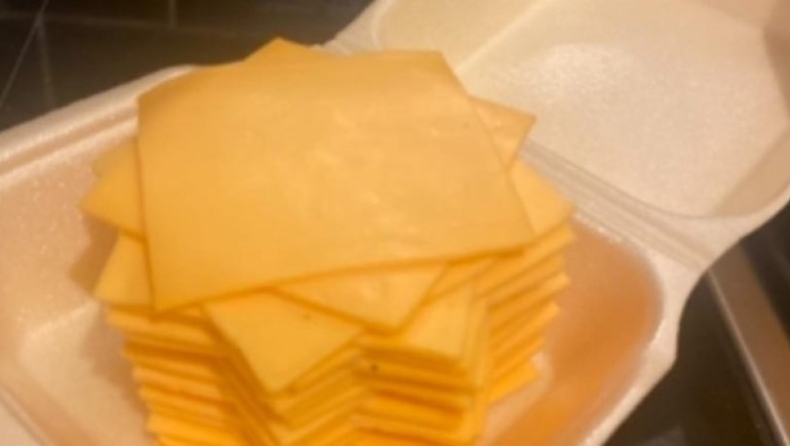Φοιτήτρια παρήγγειλε κεμπάπ και της πήγαν σαράντα φέτες τυρί (pic)