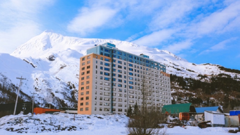Αλάσκα: Μια ολόκληρη πόλη ζει μέσα σε ένα κτίριο! (pics & vid)