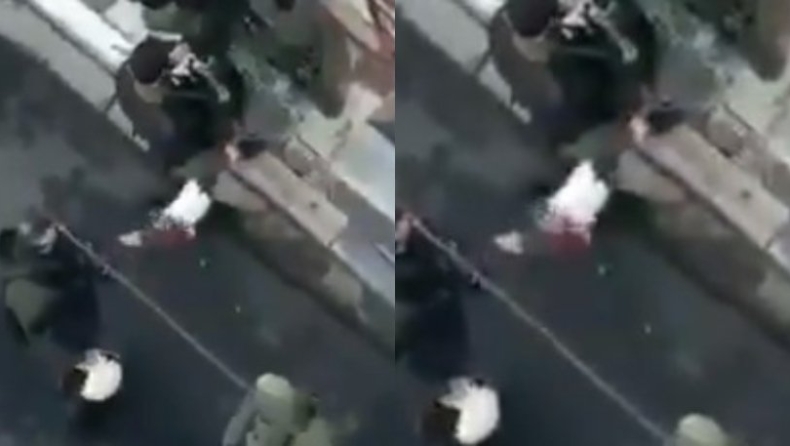 Να μαζέψει τα ασυμμάζευτα επιχείρησε ο αστυνομικός που «έπαιζε» με την ανθοδέσμη για τον Γρηγορόπουλο