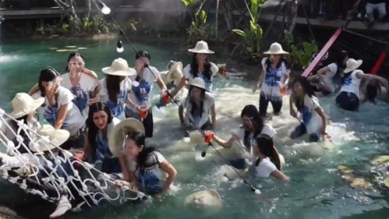 Κατέρρευσε γέφυρα, ρίχνοντας τις υποψήφιες Μις Ταϊλάνδη σε μια βρώμικη λίμνη (vid)