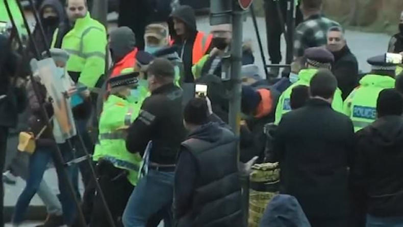 Οργή στο Ντόβερ καθώς οι αποκλεισμένοι οδηγοί απαιτούν να φύγουν από τη Βρετανία: Πλακώθηκαν με την αστυνομία (vids)