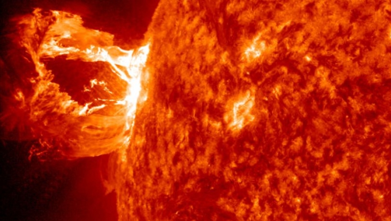 Μια ισχυρή ηλιακή έκρηξη κατέγραψε από το σπίτι του Αμερικανός αστροφωτογράφος (vid)