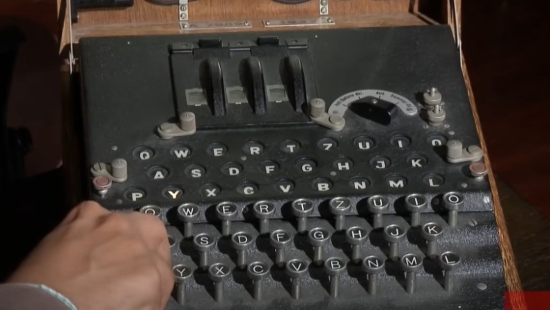 «Enigma»: Η μηχανή των Ναζί βρέθηκε στα βάθη της Βαλτικής, o Βρετανός που είχε σπάσει τον κώδικά της (vid)