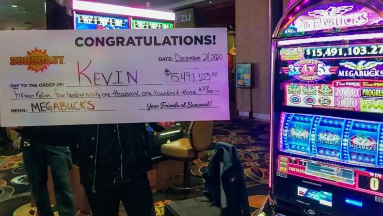 Τα καλύτερα Χριστούγεννα ever: Με 40 δολάρια κέρδισε 15,5 εκατ. στα φρουτάκια (pics)