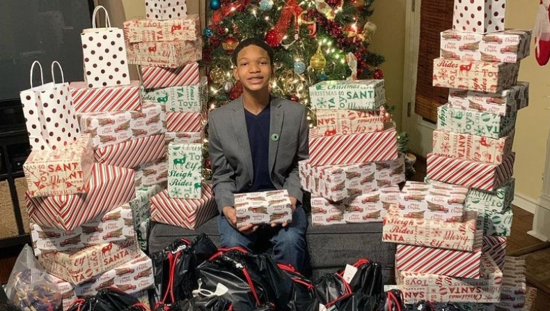 Υπάρχει ελπίδα: 13χρονος μάζεψε 5.000 για να πάρει δώρα για 60 παιδιά άπορων οικογενειών (pics)