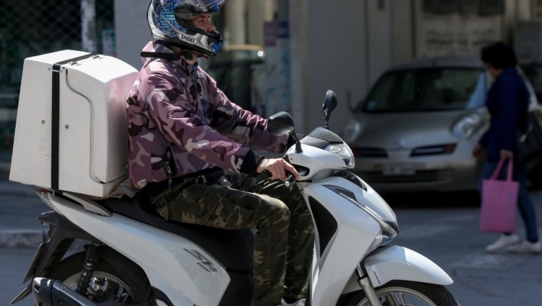 Απίστευτο κι όμως αληθινό: Έκλεψαν από κούριερ το κουτί από το μηχανάκι του