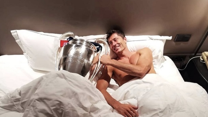Απίθανη φωτογραφία: Ο Λεβαντόφσκι γυμνός στο κρεβάτι παρέα με όλα τα τρόπαια του μαγικού 2020! (pic)