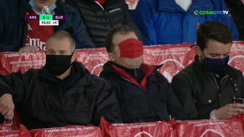 Οπαδός της Αρσεναλ φοράει τη μάσκα στα μάτια του γιατί δεν αντέχει να βλέπει την ομάδα του! (vid)