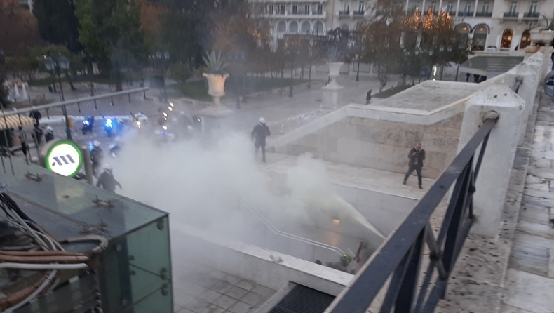 Επεισόδια στο Σύνταγμα: Άπλωσαν πανό για τον Γρηγορόπουλο, χρήση χημικών από την αστυνομία (pics)