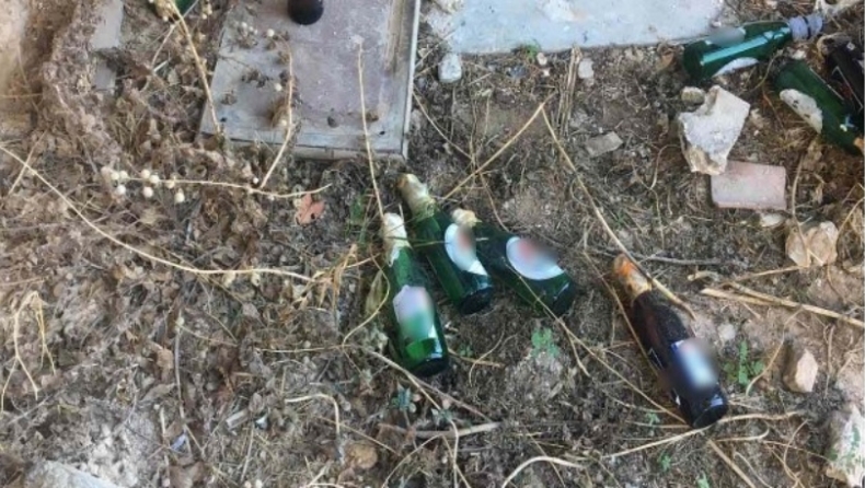 Εξάρχεια: Βρέθηκαν 20 βόμβες μολότοφ σε εγκαταλελειμμένο κτίριο (pics)