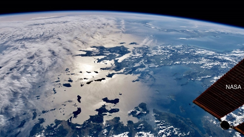 «Yià sas Ελλάδα»: Αστροναύτης του Διαστημικού Σταθμού ενημερώνει πως στις 18:38 περνάει από πάνω μας (pics)