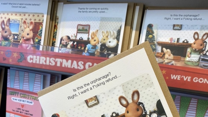 Αδιανόητο: Χριστουγεννιάτικη κάρτα «αστειεύεται» με τα υιοθετημένα παιδιά από ορφανοτροφεία (pic)